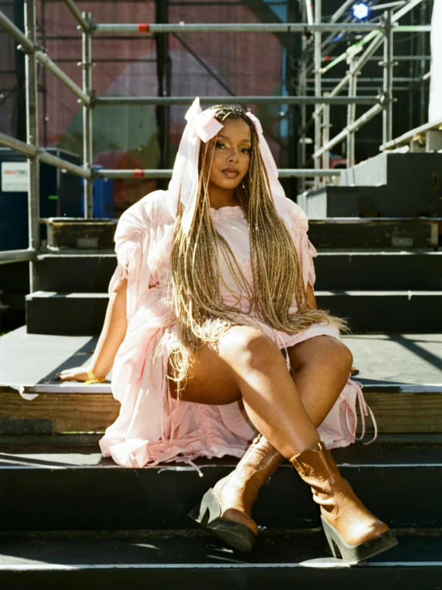 First show of the yearrrrrrr , Seems I’ll be doing this Until until , thank you for having me Capetown 🌊 🧡 📸 : @_celestejacobs